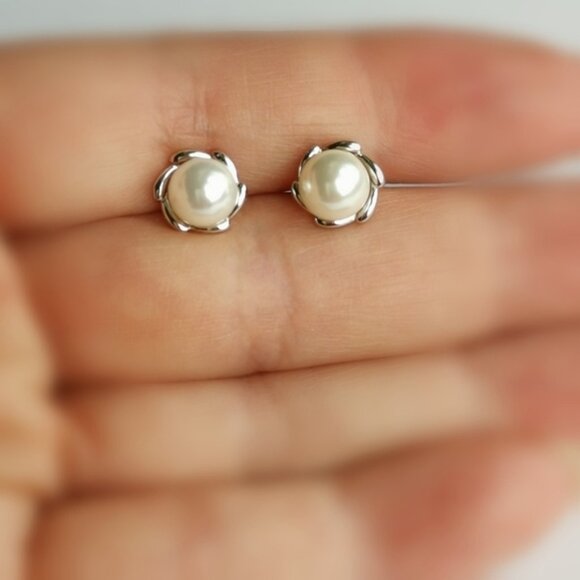 NWT sterling silver white pearl stud earrings - Picture 3 of 12